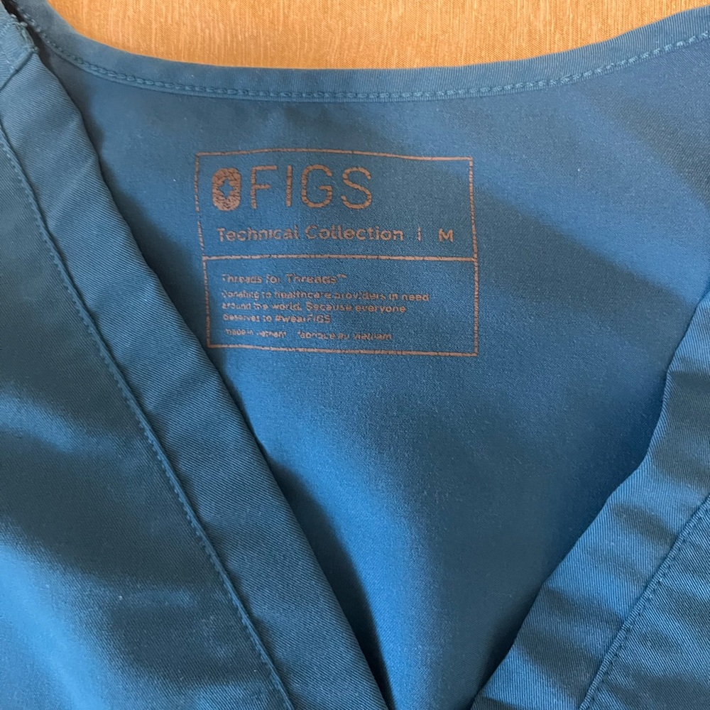Figs gently used scrub set